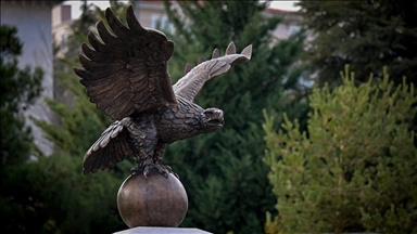 ساخت مجسمه پرنده افسانه‌ای «تغرل» نماد اتحاد تُرک‌ها توسط هنرمند مجاری در آنکارا