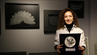 Tuval gibi kullandığı camı sabırla işleyip sanat eserine dönüştürüyor