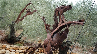 Lübnanlı sanatçı Nassar, şarapnel ve savaş kalıntılarını "barış mesajı taşıyan" eserlere dönüştürüyor