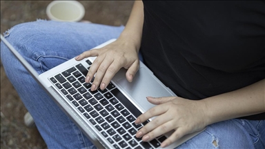 انتخاب «فرااجتماعی» به عنوان واژه برگزیده سال 2025 لغت‌نامه کمبریج