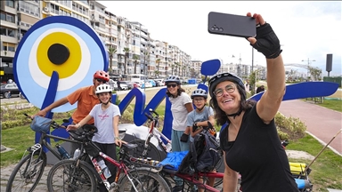 Bisikletle dünya turuna çıkan Fransız ailenin durağı İzmir oldu