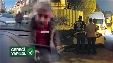 İstanbul'da aracıyla ters yönden geldiği için kendisini uyaran sürücüye saldıran kişi yakalandı