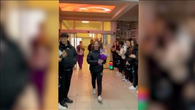 Trampolinde dünya ikincisi Tuba Bade, okulunda çiçeklerle karşılandı