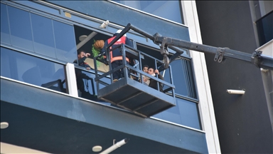 Van'da otoparkta çıkan yangın nedeniyle binada mahsur kalanlar ekiplerce kurtarıldı