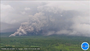 Semeru kembali erupsi, aroma belerang ganggu pernapasan warga