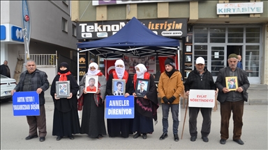 Malbatên Mûşî yên dixwazin bigihêjin ewladên xwe, çalakiya li ber avahiya DEM Partiyê domand