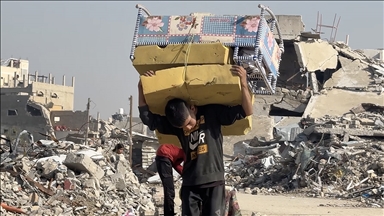 Gazze'de soğukların başlamasıyla Filistinliler tüm tehlikelere rağmen enkazlardan kışlık eşya topluyor