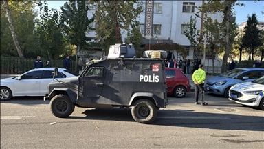 Li Diyarbekirê ciwanekî bi tifingê diya xwe û birayê xwe kuşt