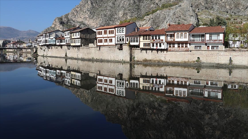 Amasya Yalıboyu Evleri\'nin Yeşilırmak\'a yansıması eşsiz manzara oluşturdu