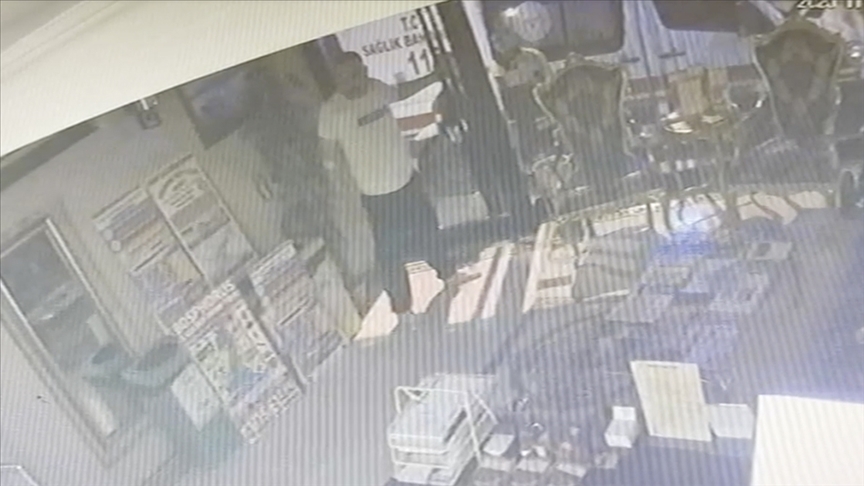 Fatih'te ölen Böcek ailesinin otelin kapısını kırmaya çalışması güvenlik  kamerasında