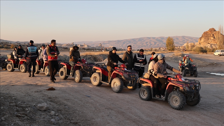 Посетителите ги истражуваат пејзажите на Кападокија со тури по нерамни патишта и јавање