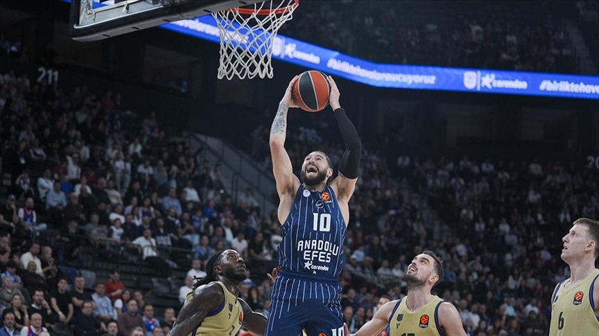 Anadolu Efes, sahasında İspanya ekibi Barcelona'yı 74-73 mağlup etti
