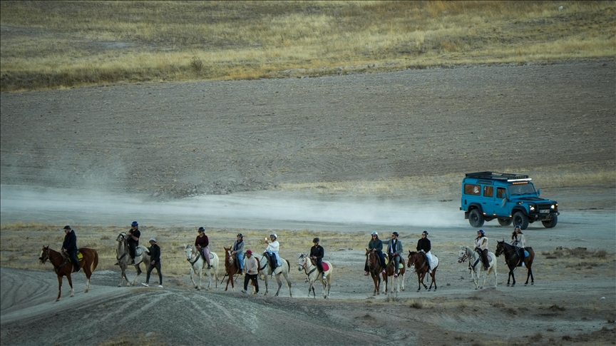 Vizitorët eksplorojnë peizazhet e Kapadokisë përmes tureve me makina  off road  dhe me kuaj