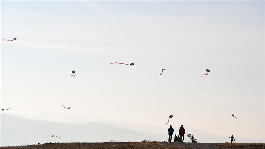 Tarihi Hasankeyf ilçesinde uçurtmalar hakları ihlal edilen çocuklar için uçuruldu