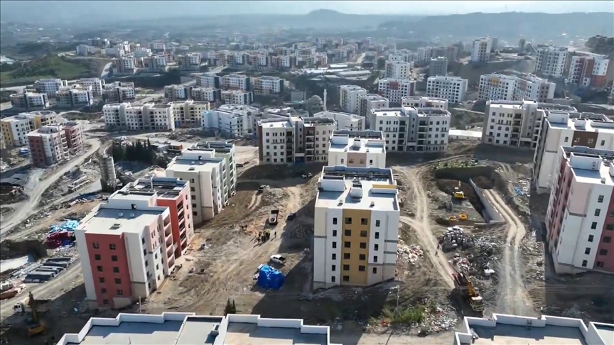 Hatay Defne'de afet konutlarının ve ticaret merkezlerinin yapımı sürüyor