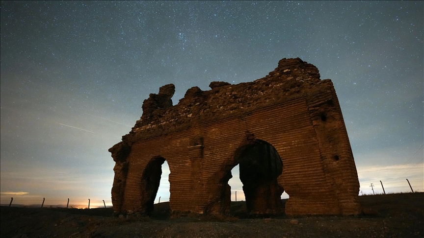Kisha bizantine e ndriçuar nga yjet e natës