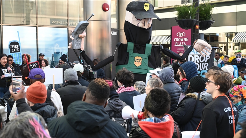Un tribunal federal suspende orden judicial que limitaba el uso de la fuerza de los agentes de inmigración en Chicago
