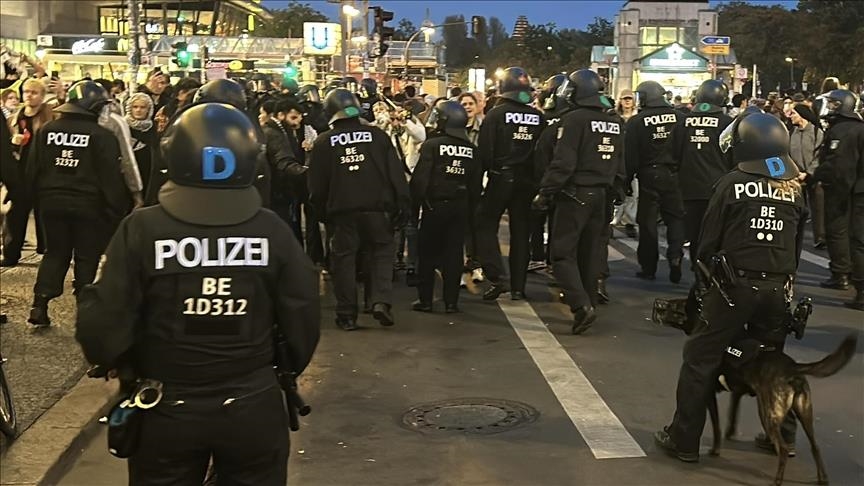 Protestuesit largohen ndërsa kancelari gjerman flet në ceremoninë e çmimeve për integrim