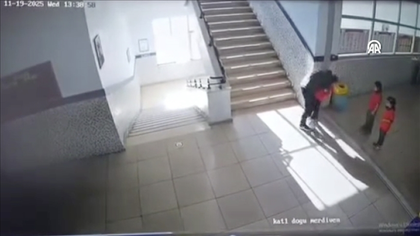 Mardin\'de boğazına yemek kaçan öğrenciyi müdür yardımcısı Heimlich manevrasıyla kurtardı