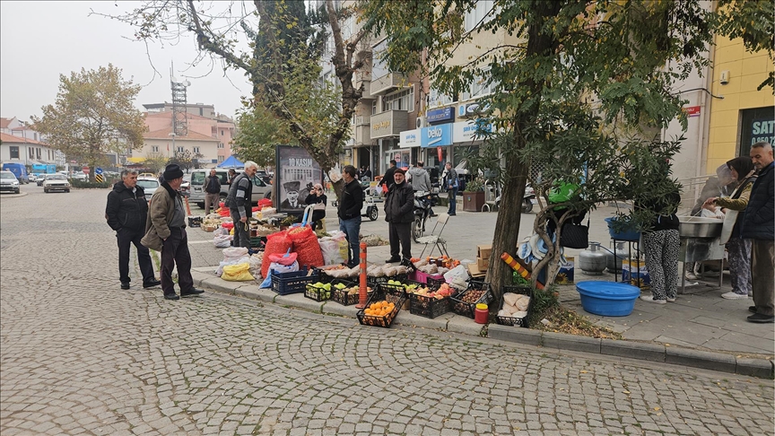Depremlerin yaşandığı Sındırgı'da halk günlük yaşamına dönmeye çalışıyor