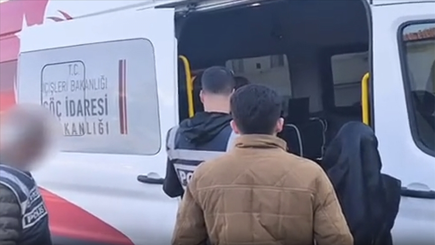 Ülke genelindeki denetimlerde 29 göçmen kaçakçılığı organizatörü ile 687 düzensiz göçmen yakalandı