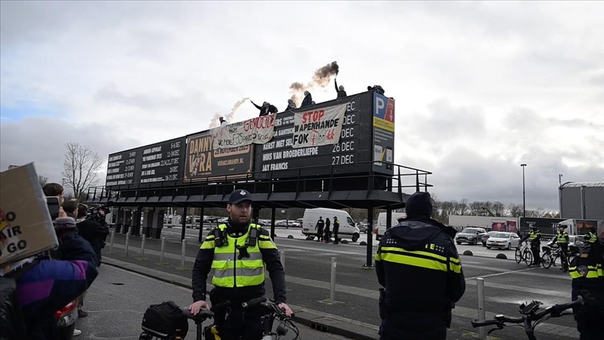 Policia holandeze ndalon protestuesit në panairin e armëve në Roterdam