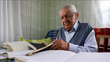 Kendi çabasıyla okuma yazma öğrenen 89 yaşındaki şair, şiir tutkusundan vazgeçmiyor