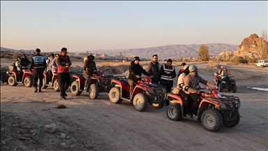 Посетителите ги истражуваат пејзажите на Кападокија со тури по нерамни патишта и јавање