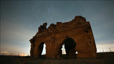 Kisha bizantine e ndriçuar nga yjet e natës