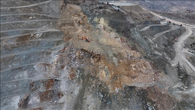 Sivas'ta demir madeni ocağında göçük altında kalan şantiye müdürünü arama çalışmaları sürüyor 