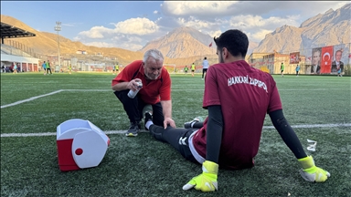 Futbolcuların "Mehmet dayı"sı 55 yıldır maçlarda sporcuların sağlığı için ter döküyor