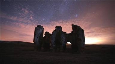  Византиската црква „Учајак“ во Турција осветлена од ѕвездената ноќ