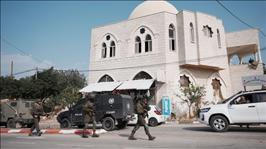 الجيش الإسرائيلي يقتحم نابلس ويعتقل فلسطينيين