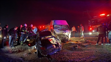 Li Diyarbekirê di qezaya ku gelek wesayît tevî bûn da 4 kes mirin, 13 kes birîndar bûn