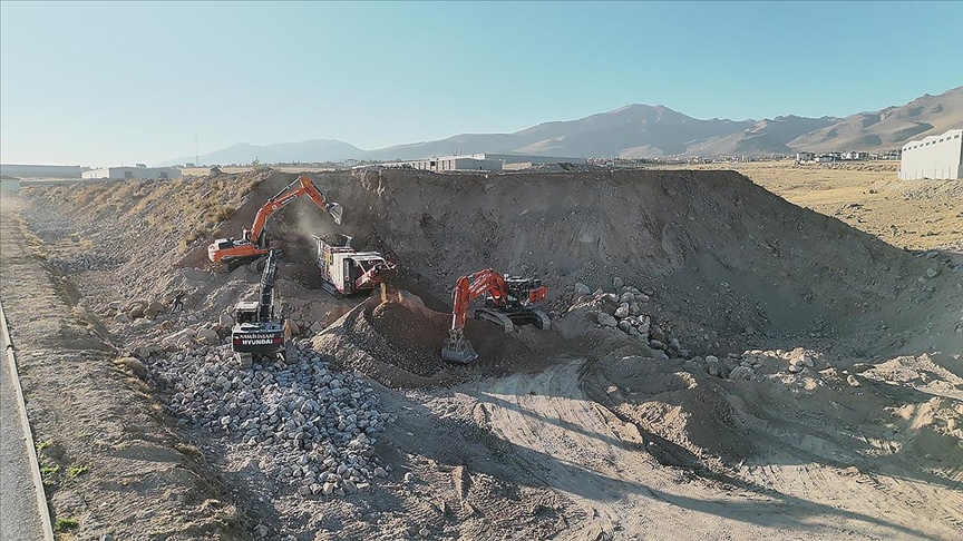 Niğde OSB'deki parsellerden çıkan hafriyatla yaklaşık 40 milyon lira tasarruf sağlandı