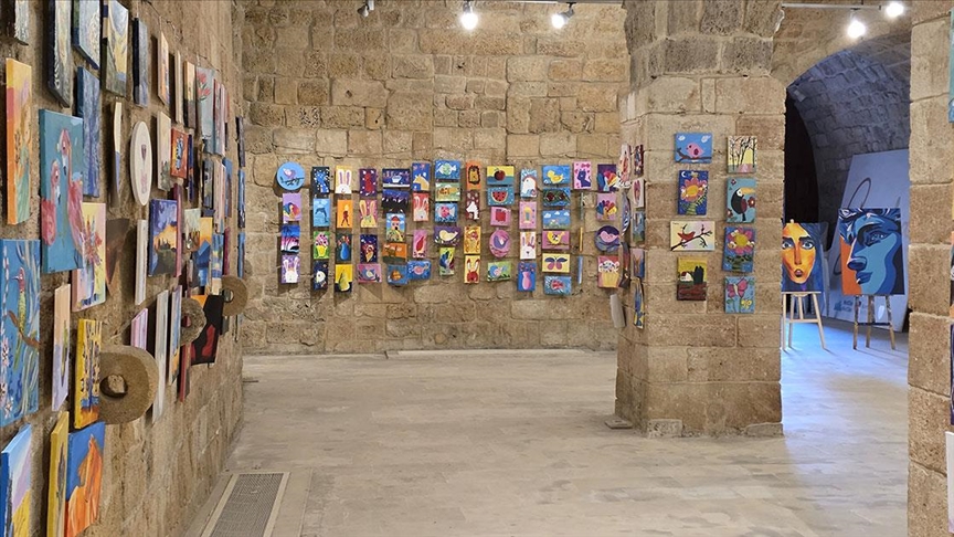 Lübnanlı çocuklar, tanık oldukları savaş sahnelerini "umut dolu" tablolara dönüştürdü