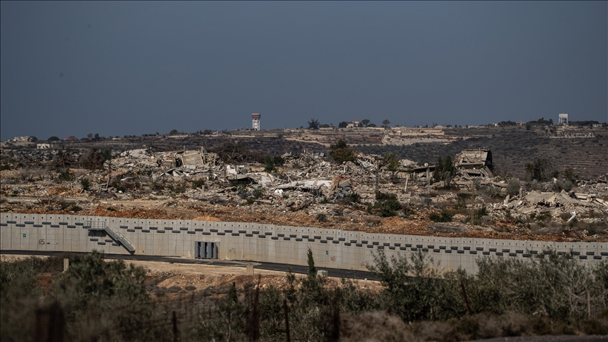 İsrail yerle bir ettiği sınırdaki Lübnan köylerinin karşısına ördüğü duvarı genişletiyor