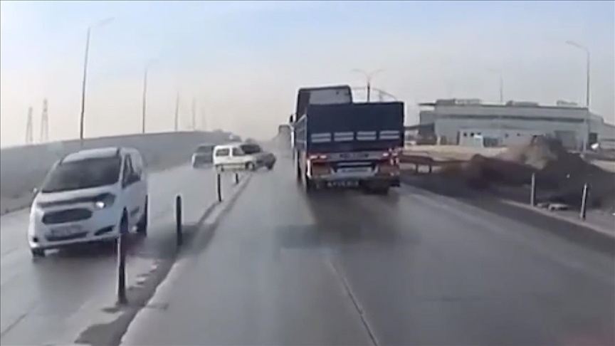 Konya'da hafif ticari araç ile tırın çarpıştığı kazada 6 kişi yaralandı 