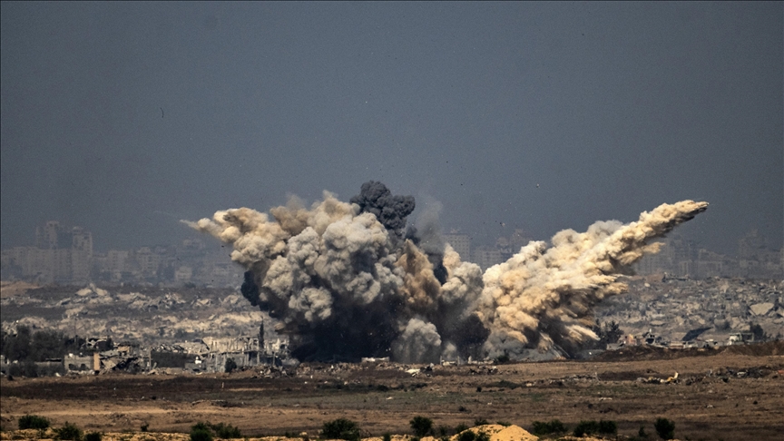 Gazze'nin merkezi İsrail'in bombalarla gerçekleştirdiği yıkım nedeniyle patlamalarla sarsıldı