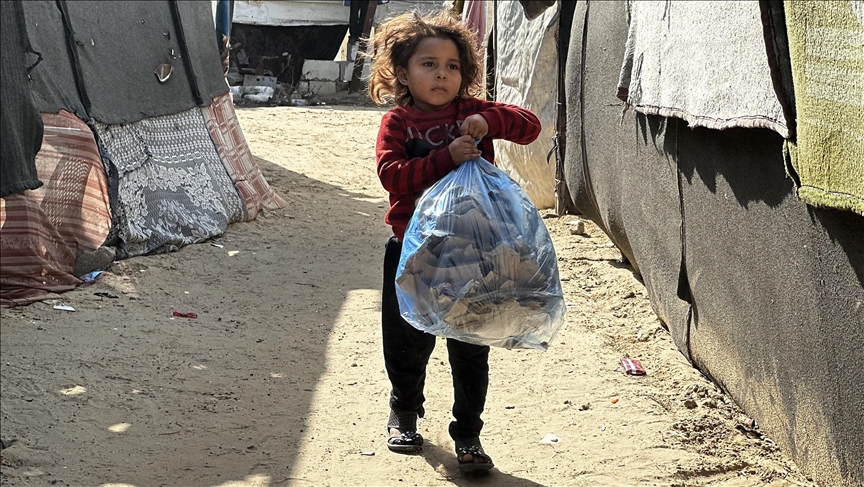 Dita Botërore e Fëmijëve në Gaza: Fëmijët palestinezë mbijetojnë në kushte të vështira nëpër tenda