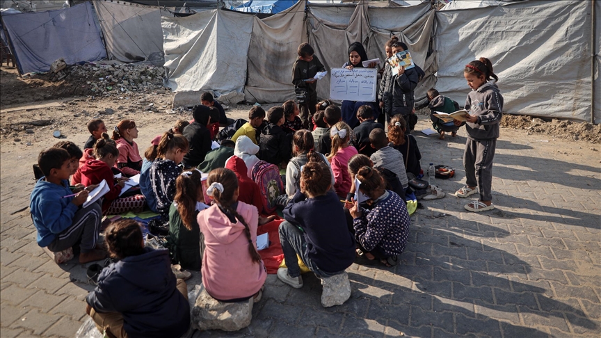 بخيام بالية وسط غزة.. مساع لاستعادة تعليم ضيعته إسرائيل (تقرير)