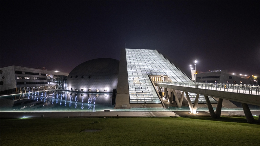Впечатливите архитектонски згради и шарените фасади во Анкара го пленат окото на посетителите