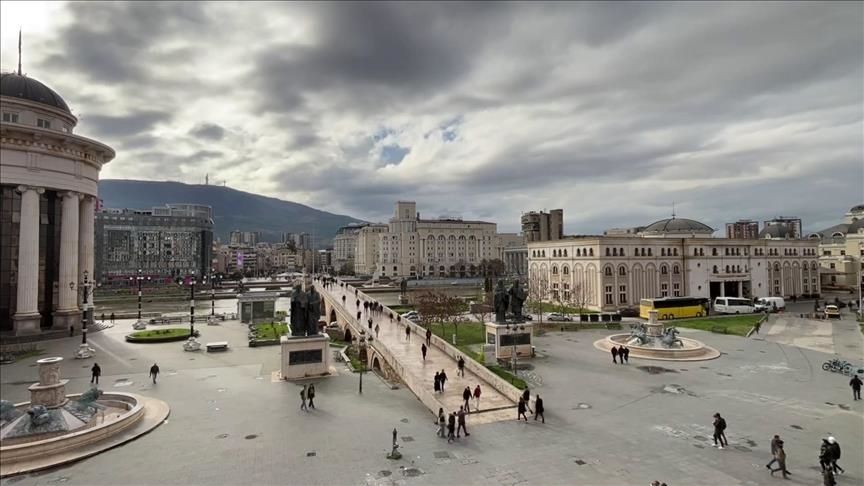 Камениот мост во Скопје, градба од османлиско наследство, го поврзува модерниот градски центар со Старата чаршија