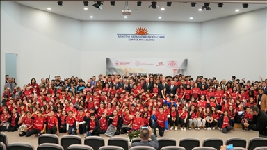 İstanbul'da lisanslı sporcu öğrencilere forma dağıtıldı