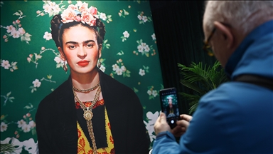 Frida Kahlo'nun otoportresi, bir müzayedede satılan en değerli kadın sanatçı eseri oldu