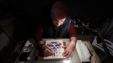 Emekli öğretmen hayranlık duyduğu hat sanatını öğrenip atölye kurdu