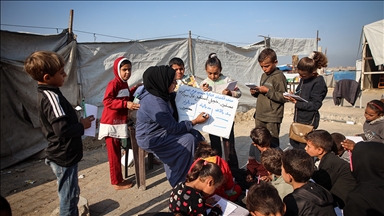 Gazze'de İsrail'in yıktığı okulların yerine kurulan çadırlarda eğitim mücadelesi