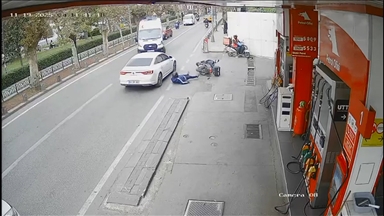 Üsküdar'da ambulansa yol veren motosikletliyle otomobilin çarpması kamerada