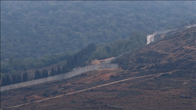 İsrail yerle bir ettiği sınırdaki Lübnan köylerinin karşısına ördüğü duvarı genişletiyor