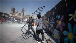 Mexico : Des manifestants descendent dans les rues pendant un défilé militaire